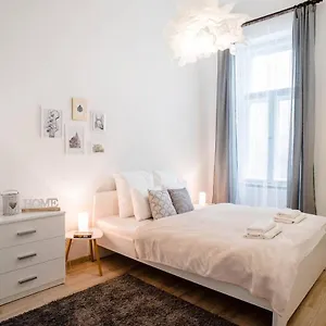  Apartment Comfy, Renewed 3 Bedroom In Center